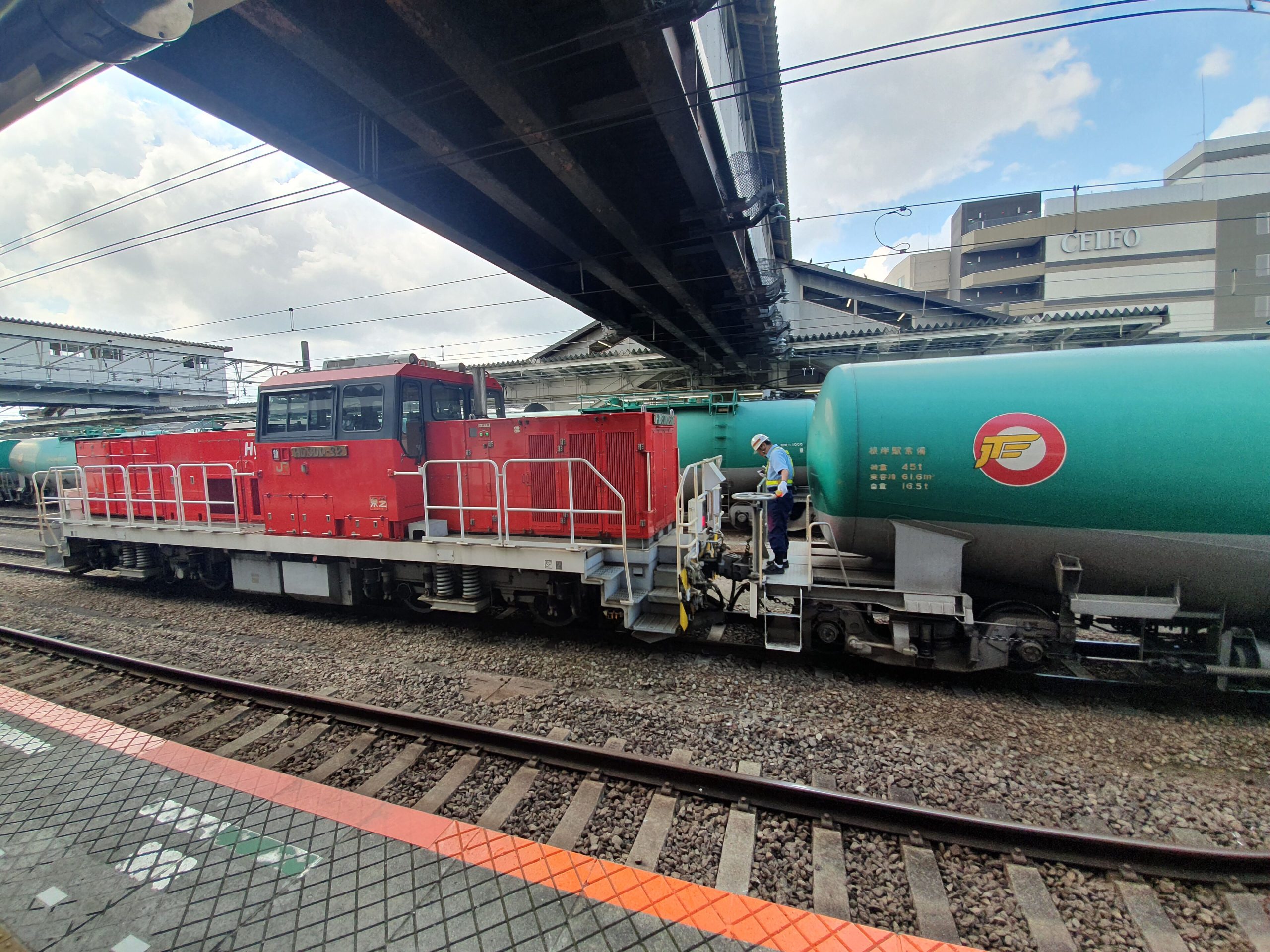 Locomotive coupling to a string of gasoline rail tank cars