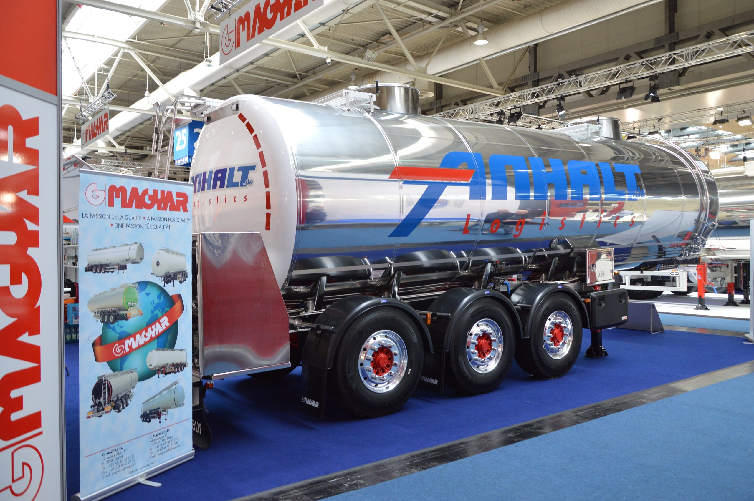 Road tanker semi-trailer for petroleum products