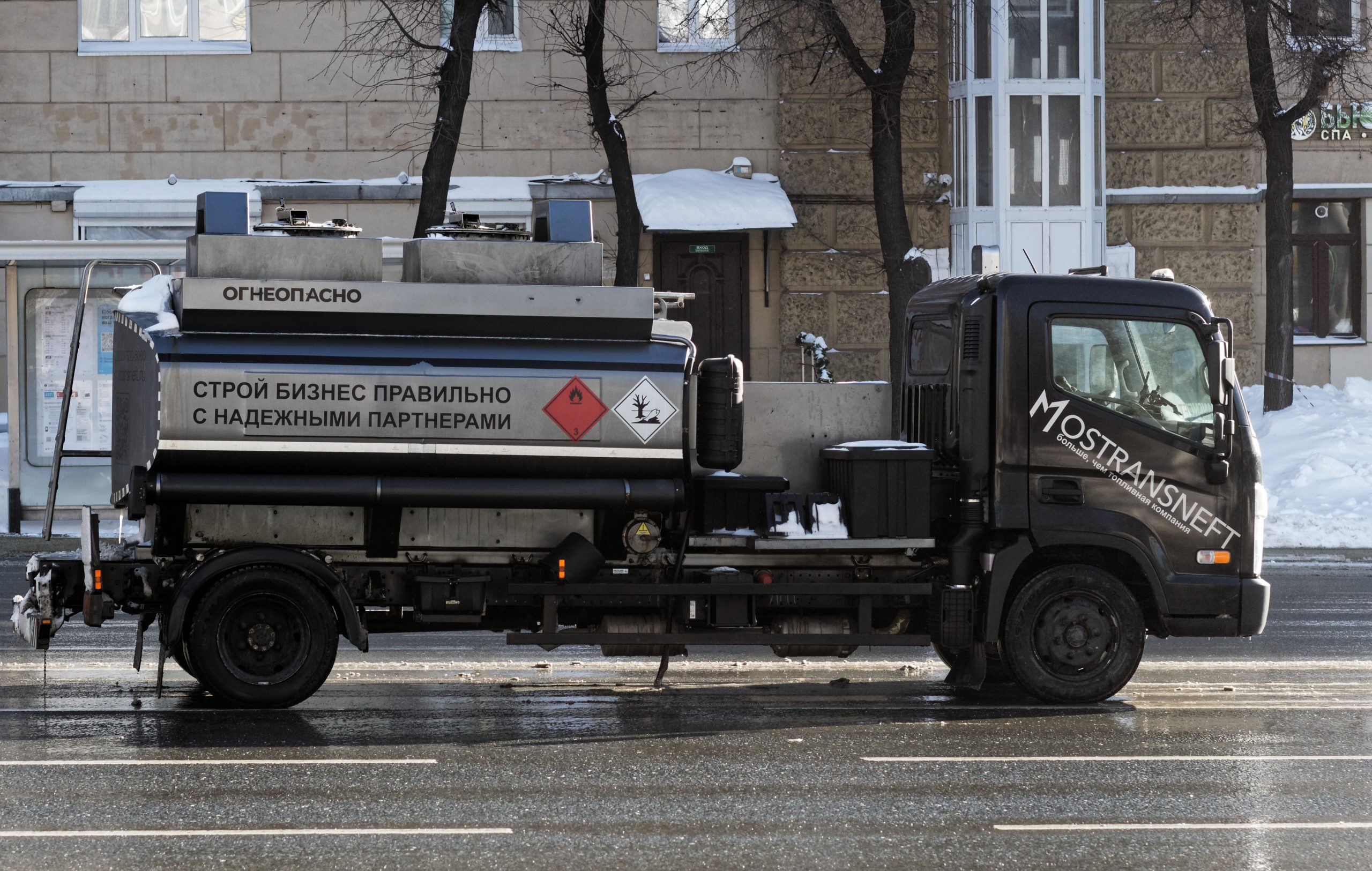 Compartmented petrol tank truck